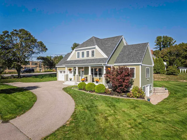 $949,900 | 4 Shore Lane, Dover, NH 03820