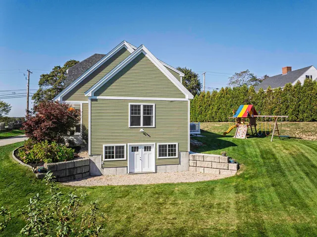 $949,900 | 4 Shore Lane, Dover, NH 03820