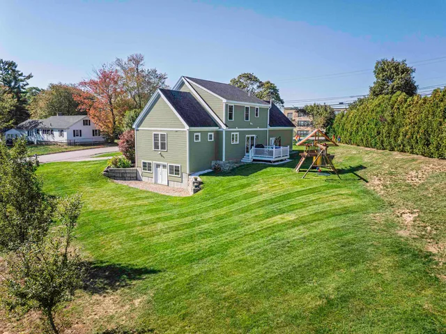 $949,900 | 4 Shore Lane, Dover, NH 03820