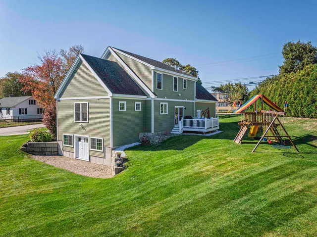 $949,900 | 4 Shore Lane, Dover, NH 03820