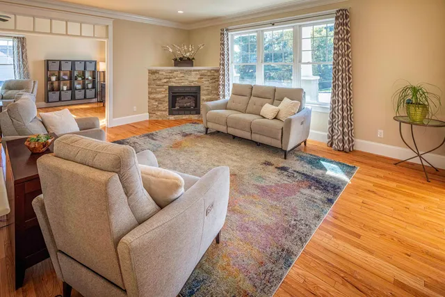 $949,900 | 4 Shore Lane, Dover, NH 03820