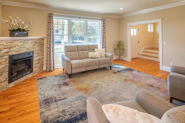 $949,900 | 4 Shore Lane, Dover, NH 03820