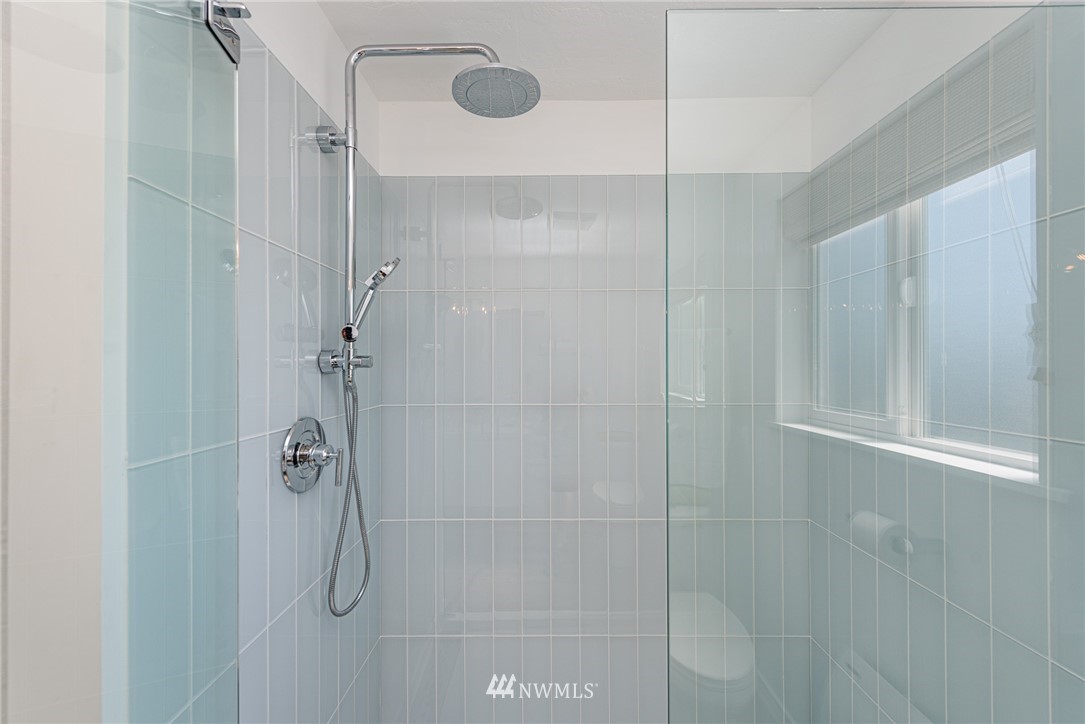 271 3 Crabs Road Sequim, WA 98382 - Photo 19 of 40 a bathroom with a shower