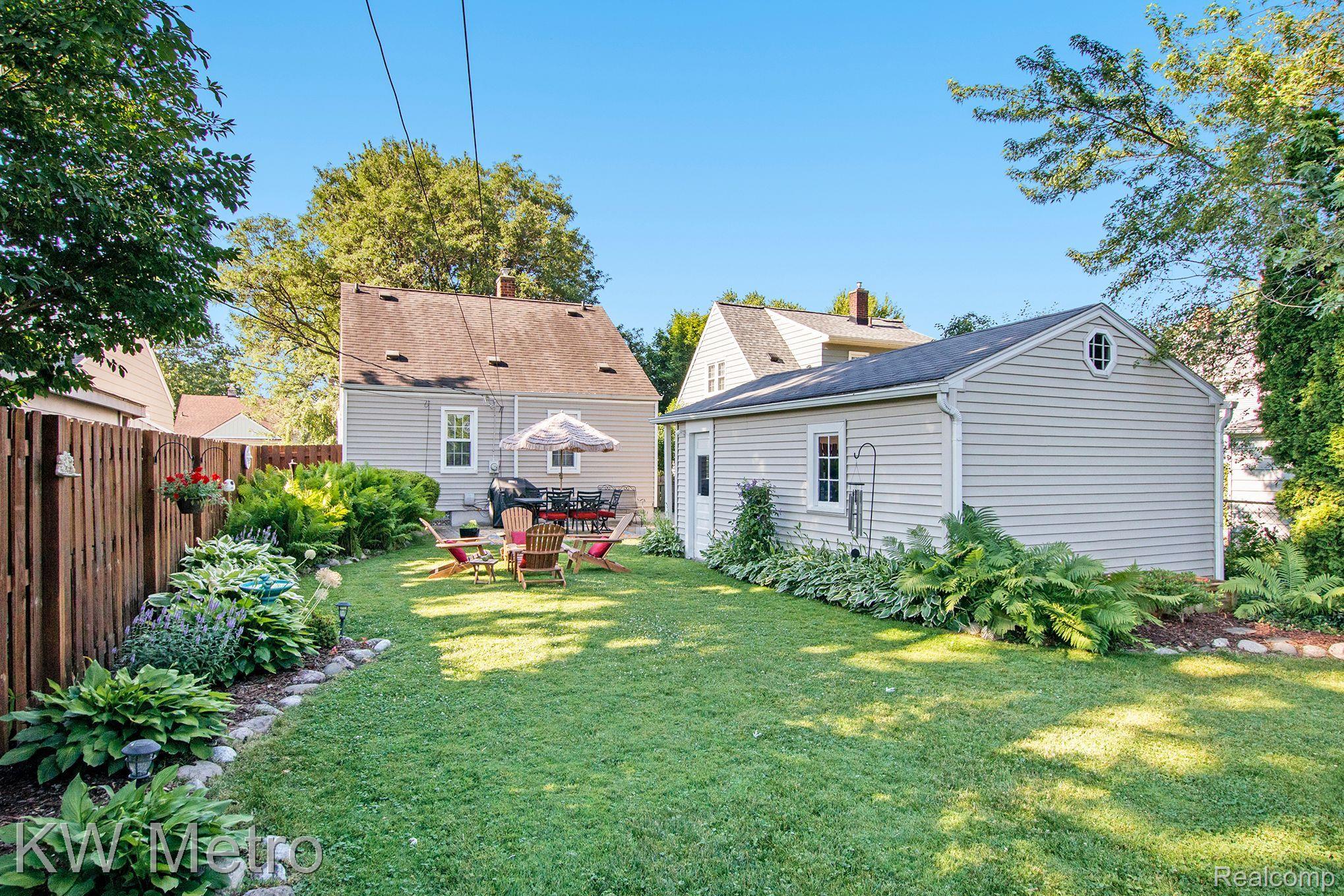 866 Cambridge Road Berkley, MI 48072 - Photo 8 of 36 Gallery Image 8