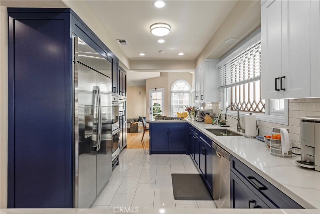 336 10th Street Manhattan Beach, CA 90266 - Photo 11 of 33