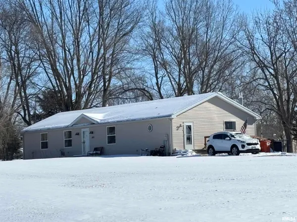 $180,000 | 400 West Collins Street, Mendon, IL 62351