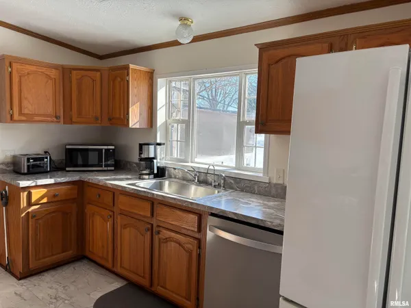 $180,000 | 400 West Collins Street, Mendon, IL 62351