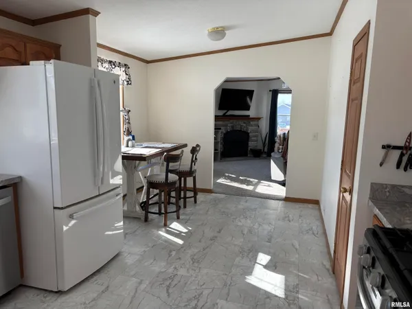 $180,000 | 400 West Collins Street, Mendon, IL 62351