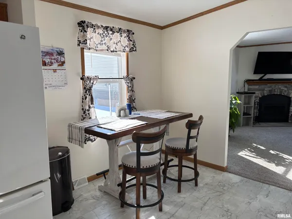 $180,000 | 400 West Collins Street, Mendon, IL 62351