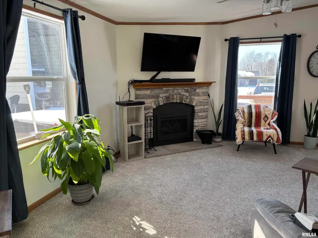 $220,000 | 400 West Collins Street, Mendon, IL 62351