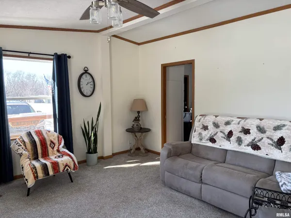 $180,000 | 400 West Collins Street, Mendon, IL 62351