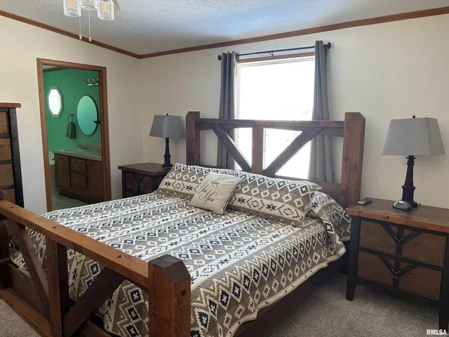 $220,000 | 400 West Collins Street, Mendon, IL 62351