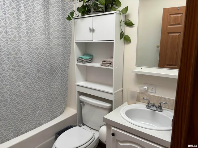 $220,000 | 400 West Collins Street, Mendon, IL 62351