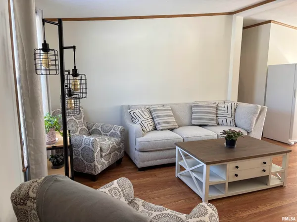 $180,000 | 400 West Collins Street, Mendon, IL 62351