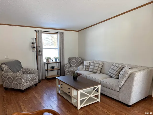 $220,000 | 400 West Collins Street, Mendon, IL 62351