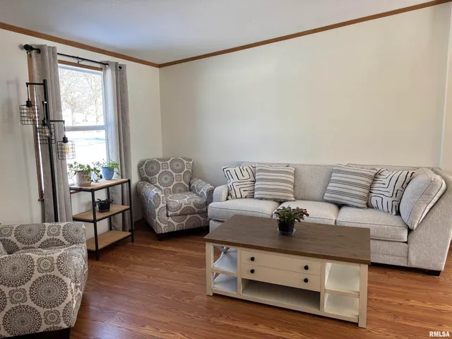 $220,000 | 400 West Collins Street, Mendon, IL 62351