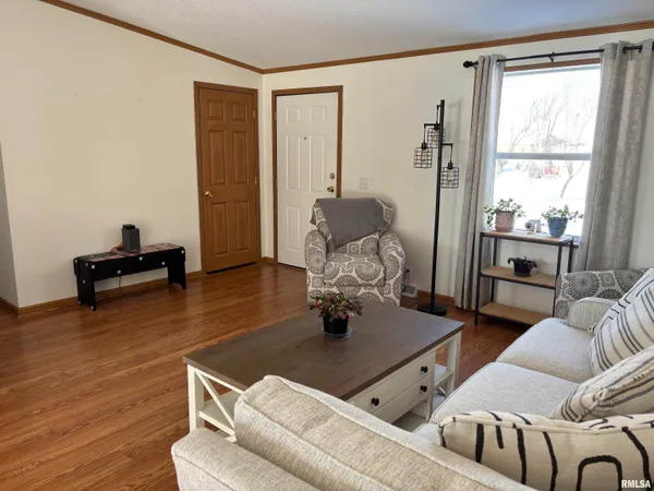 $180,000 | 400 West Collins Street, Mendon, IL 62351