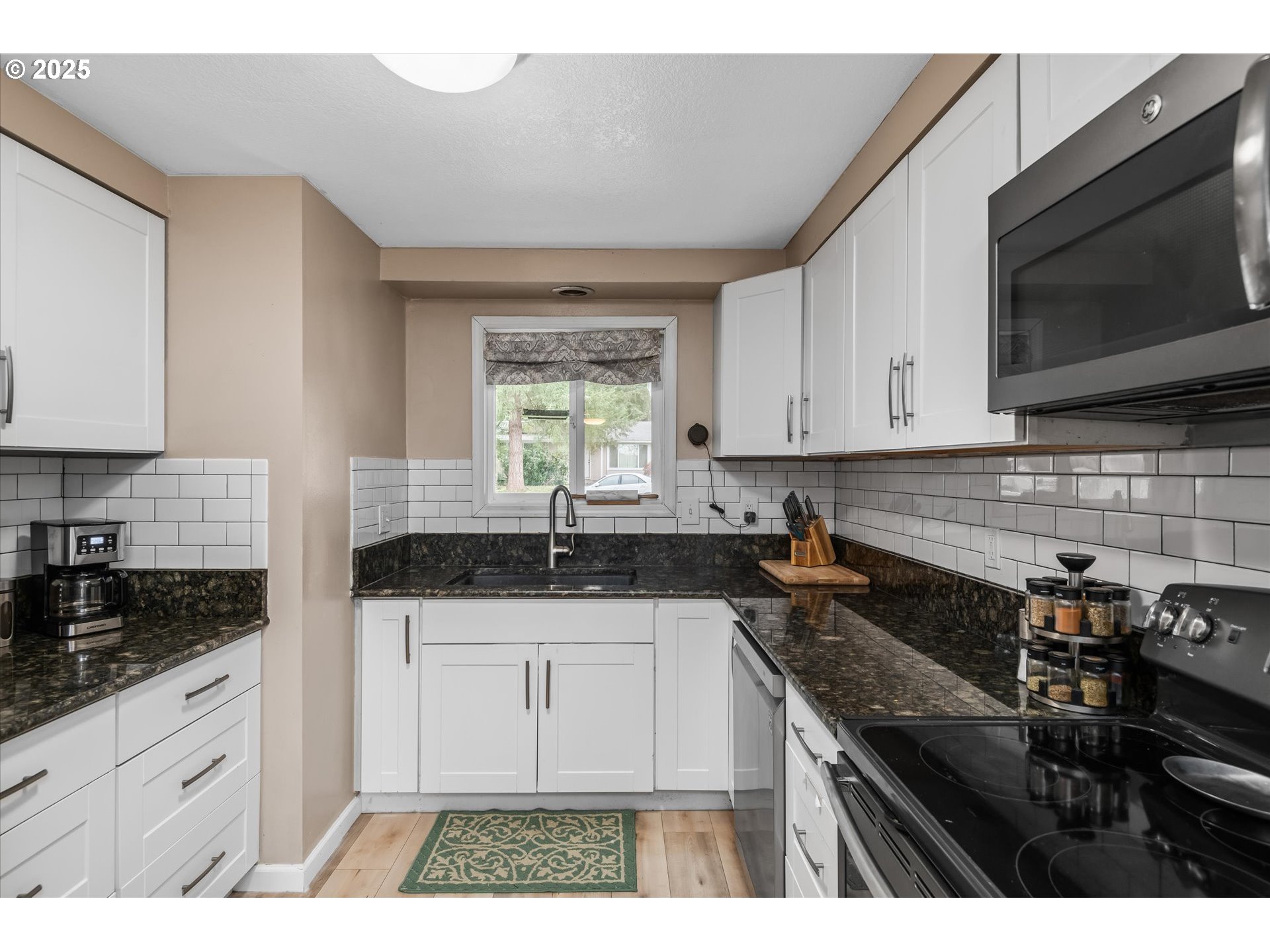 24795 Parkside Drive Veneta, OR 97487 - Photo 12 of 42 a kitchen with granite countertop a sink and a stove