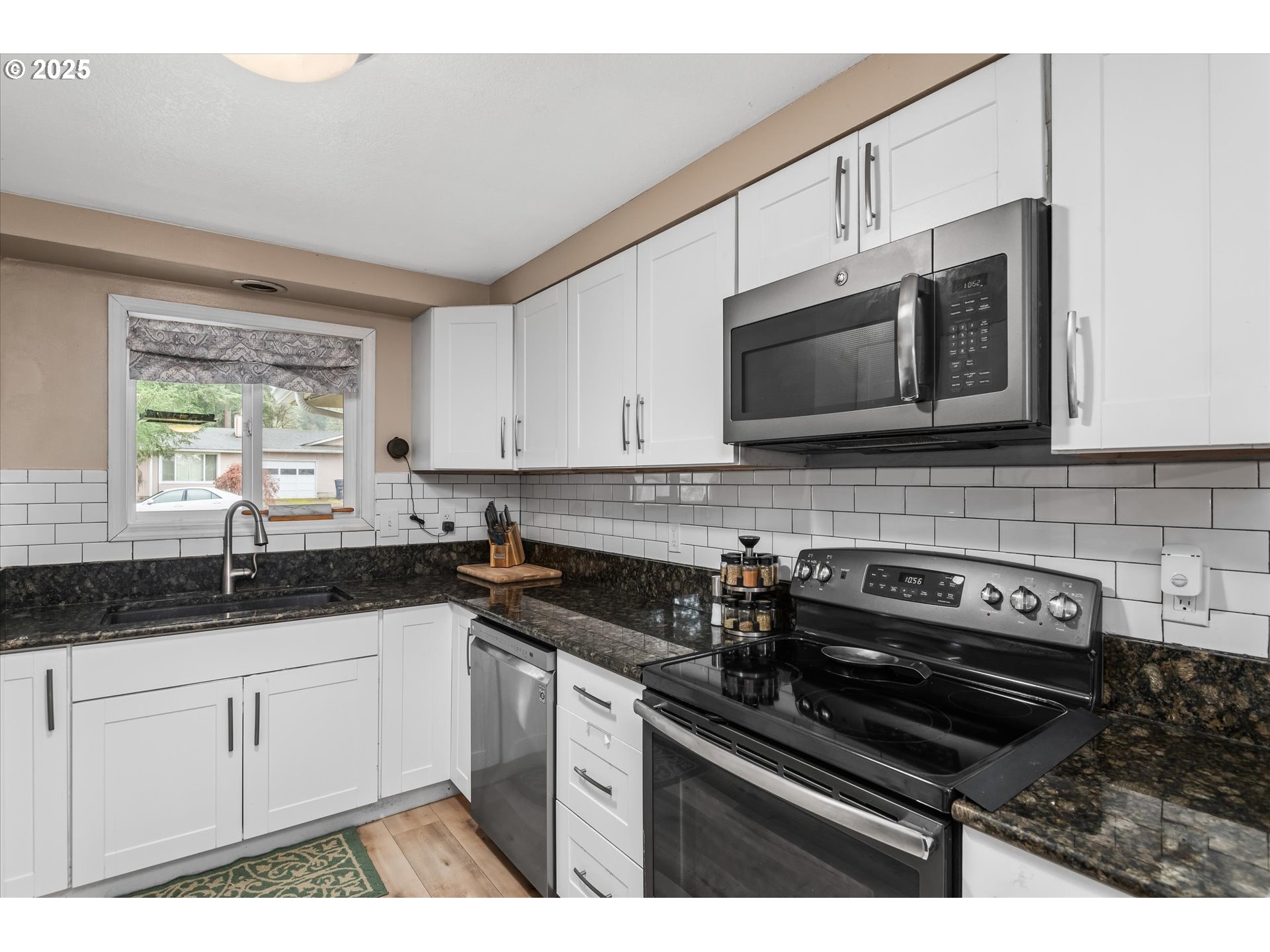 24795 Parkside Drive Veneta, OR 97487 - Photo 14 of 42 a kitchen with granite countertop a stove microwave and sink