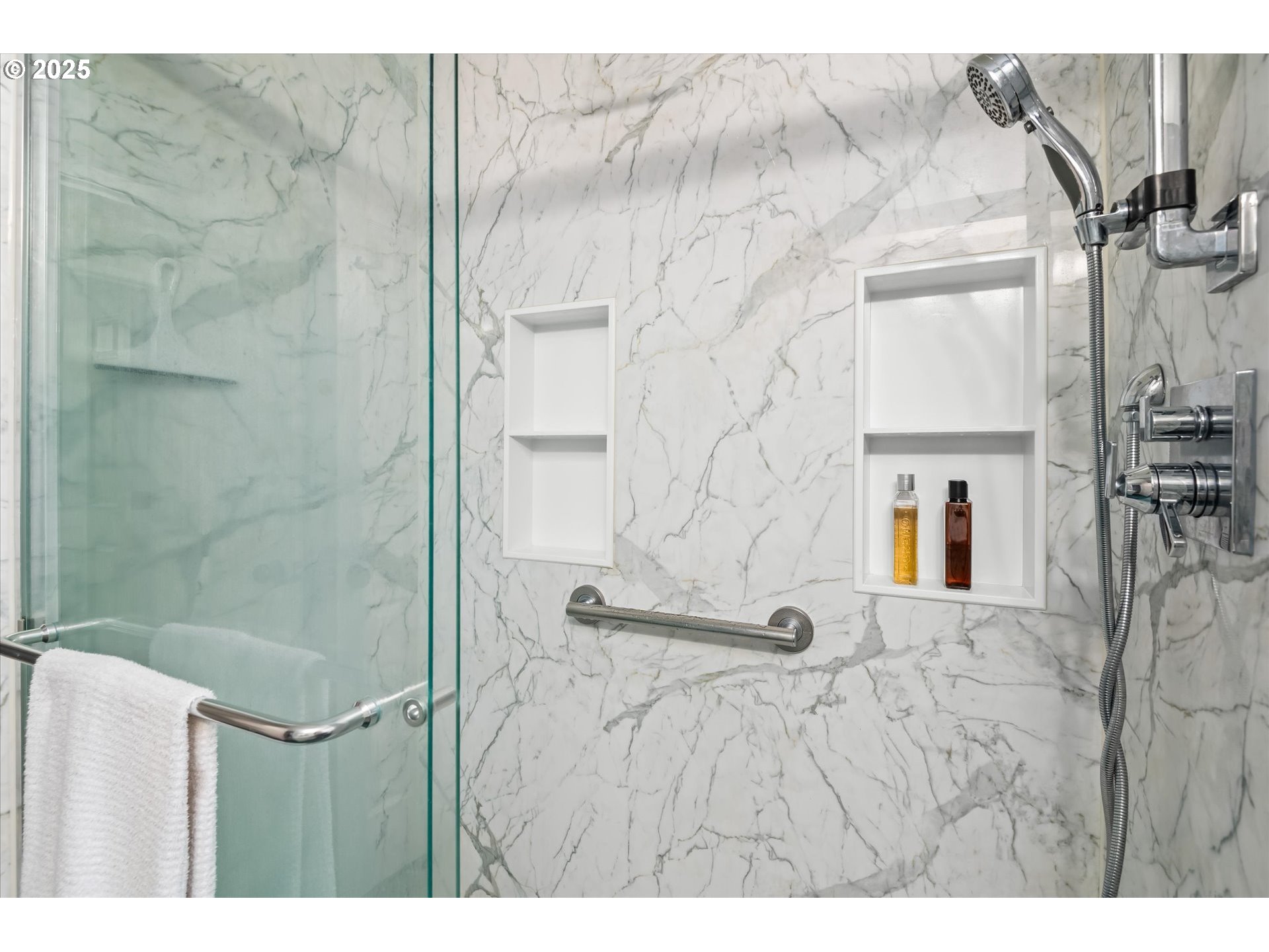 24795 Parkside Drive Veneta, OR 97487 - Photo 18 of 42 a bathroom with a shower