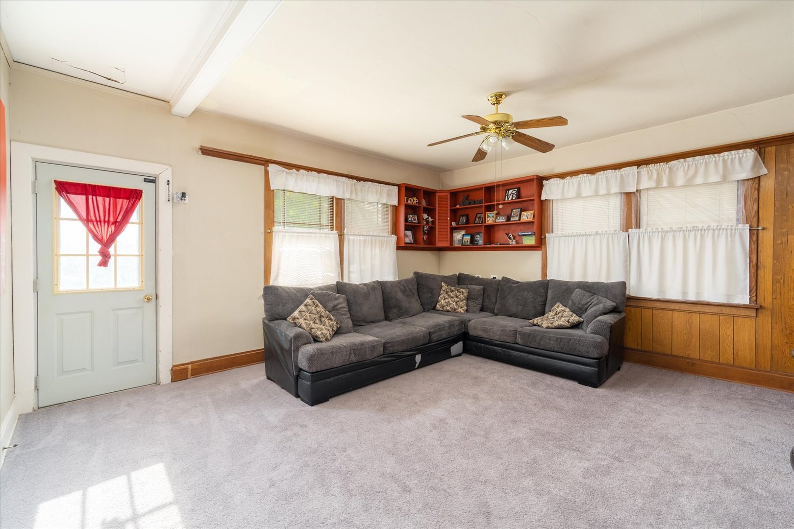 532 7th Street LaSalle, IL 61301 - Photo 21 of 36 a living room with furniture and a window