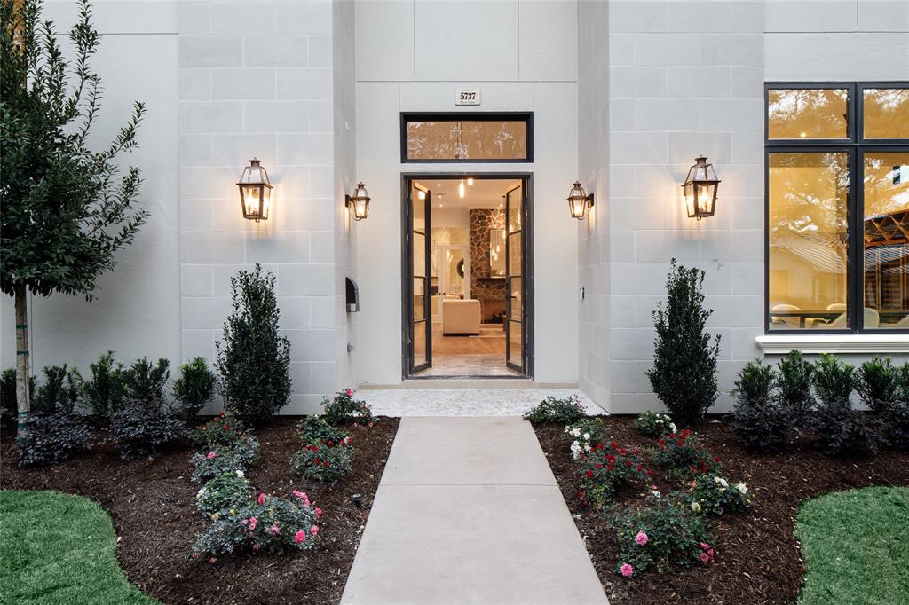 Through a double door entry we are ready to roll out the welcome mat so you can join us for a grand tour of this amazing and stunning Tanglewood masterpiece