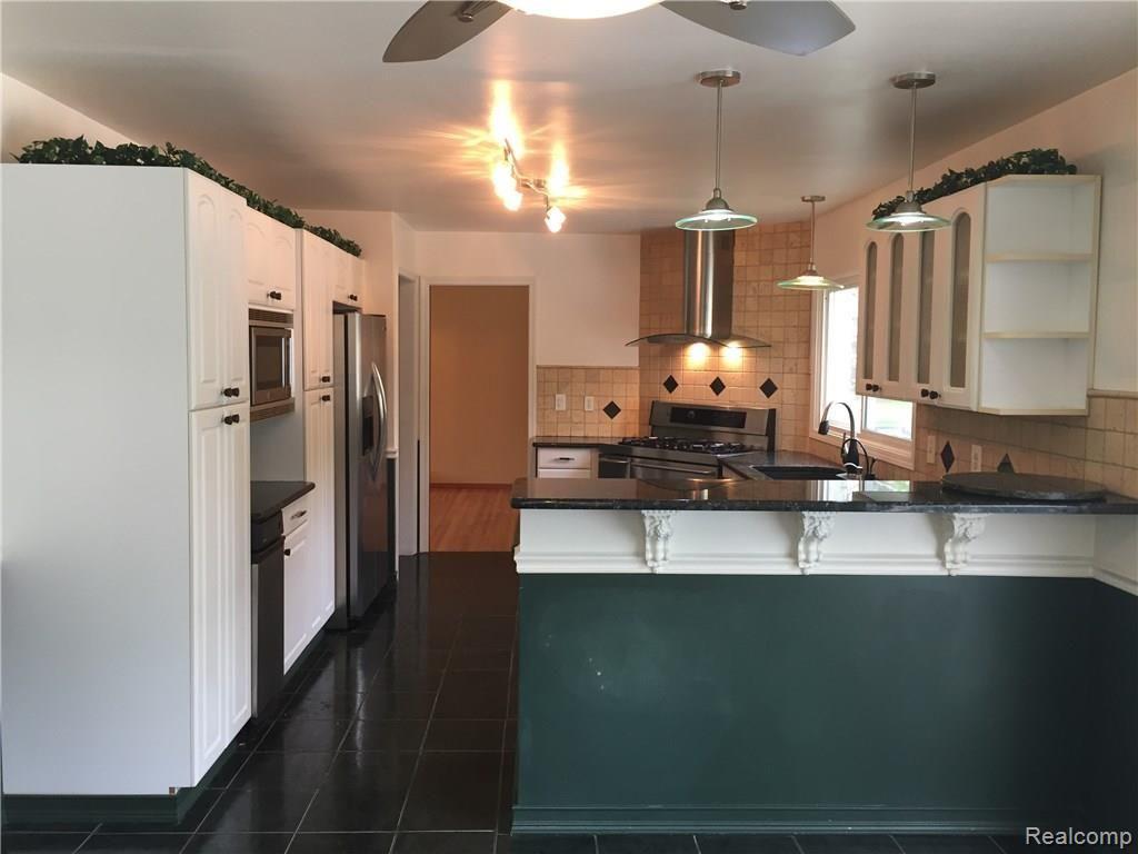 4224 Edmore Road Waterford, MI 48329 - Photo 8 of 25 3146CFA4-B93A-47D9-926C-B31AC6972E7C.jpeg