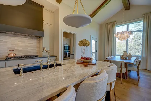 $1,325,000 | 2 Sequoyah Pointe, Lake Winnebago, MO 64034