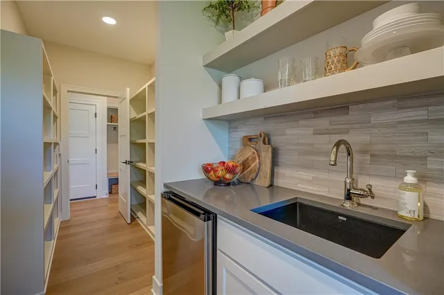 $1,325,000 | 2 Sequoyah Pointe, Lake Winnebago, MO 64034