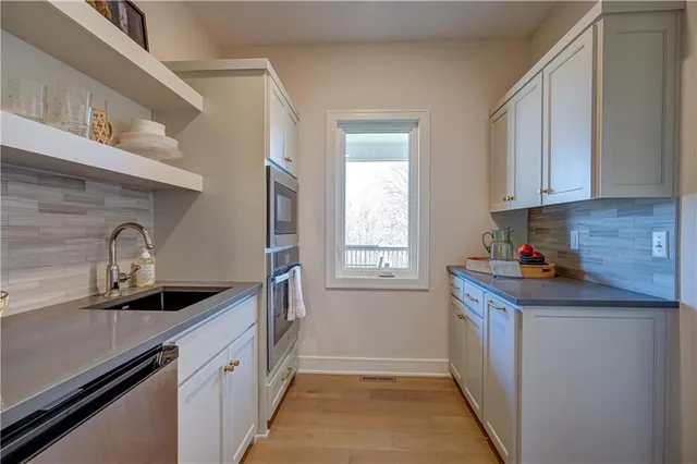 $1,325,000 | 2 Sequoyah Pointe, Lake Winnebago, MO 64034