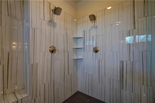 $1,325,000 | 2 Sequoyah Pointe, Lake Winnebago, MO 64034