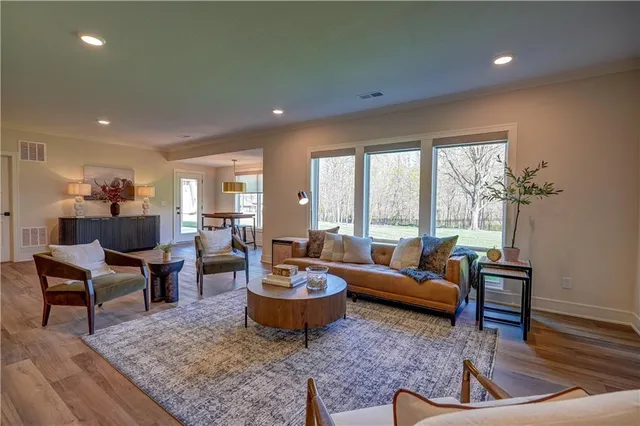 $1,325,000 | 2 Sequoyah Pointe, Lake Winnebago, MO 64034