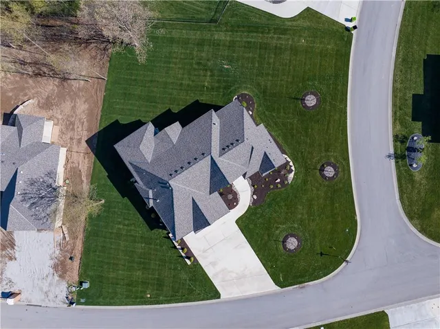 $1,325,000 | 2 Sequoyah Pointe, Lake Winnebago, MO 64034