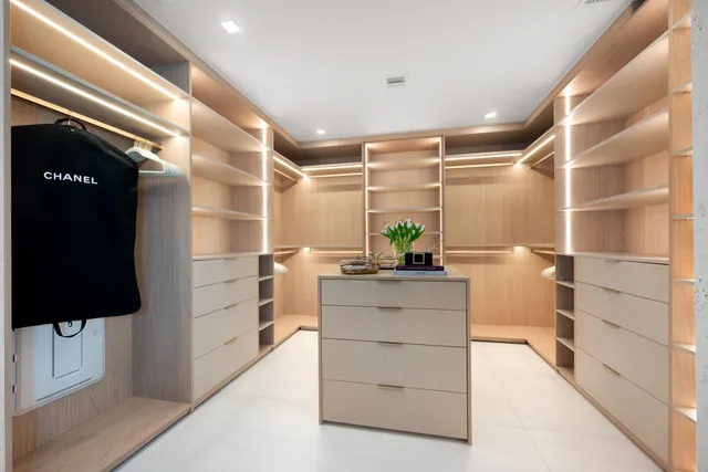 a view of walk in closet
