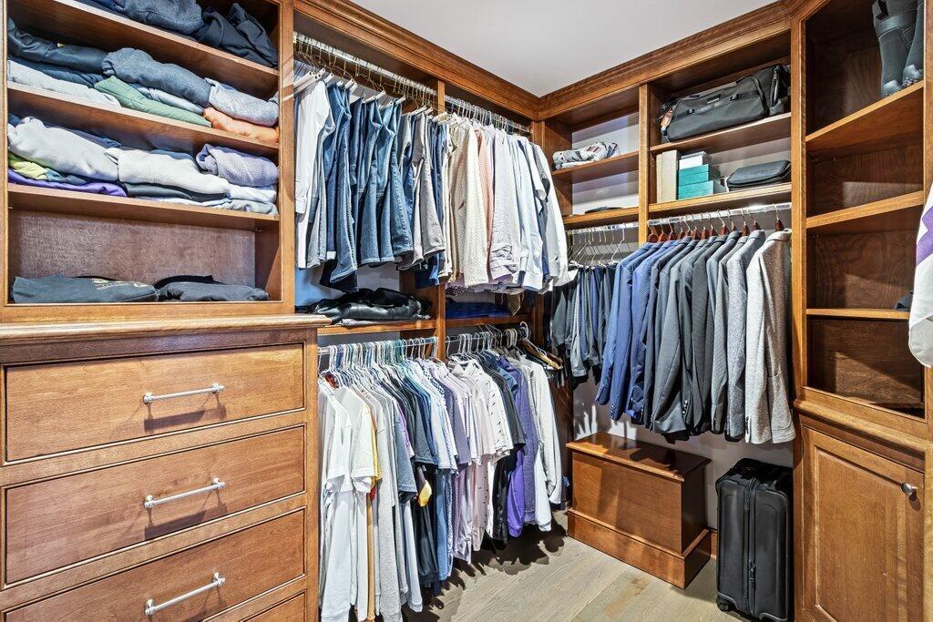 2531 Sherwin Road Columbus, OH 43221 - Photo 25 of 49 Walk-in closet - primary suite
