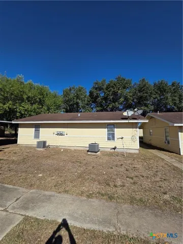 a view of a yard with a tree