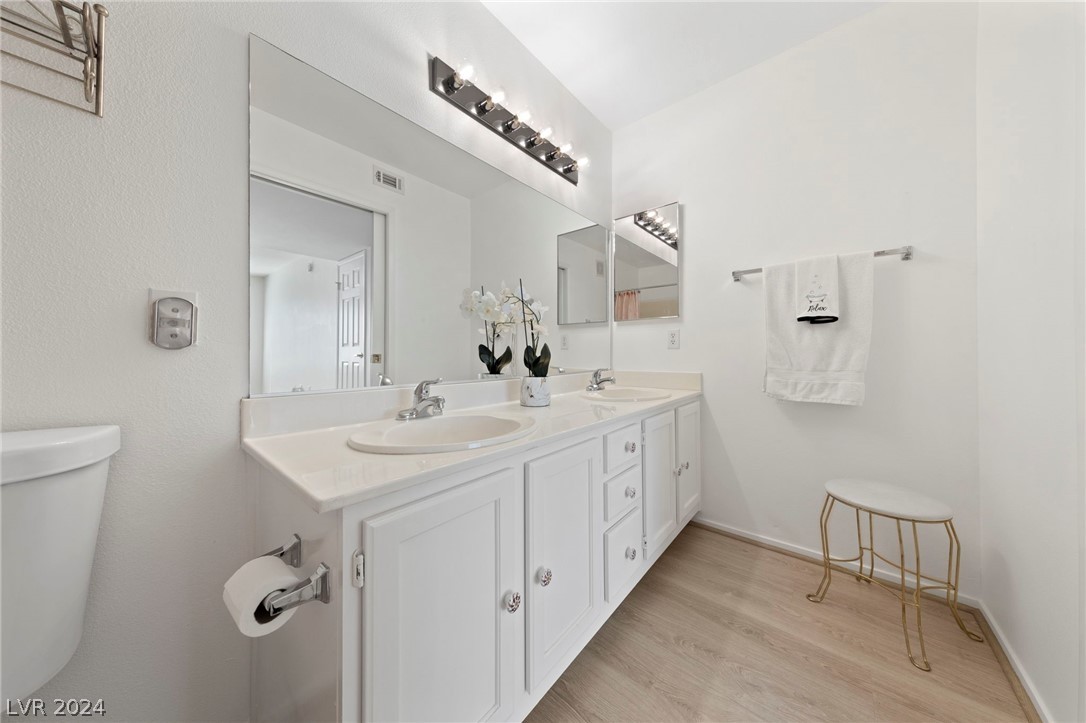 3425 East Russell Road, Unit 126 Las Vegas, NV 89120 - Photo 11 of 22 OWNER BATH WITH DUAL SINKS