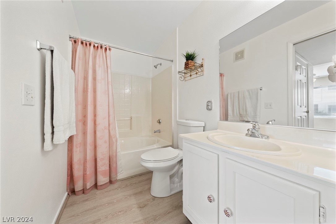 3425 East Russell Road, Unit 126 Las Vegas, NV 89120 - Photo 10 of 22 MAIN BATH WITH GARDEN TUB