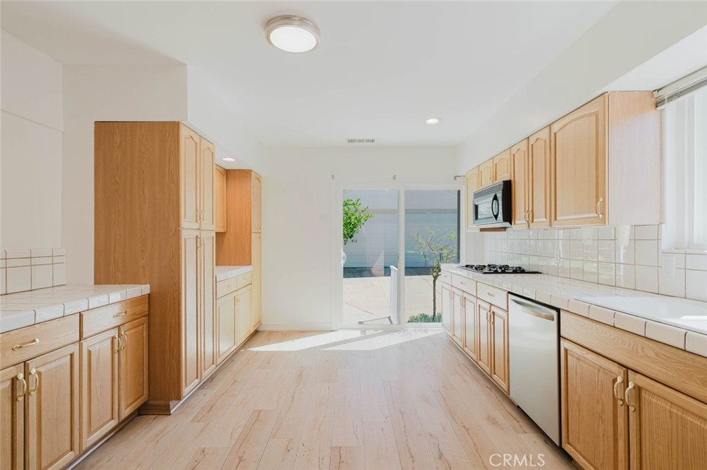 2007 West Kenneth Road Glendale, CA 91201 - Photo 12 of 38 Gallery Image 12