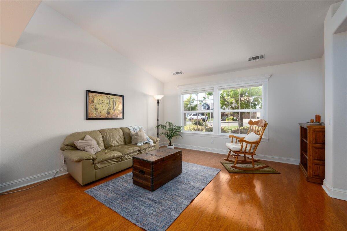 4078 Sunglow Drive Redding, CA 96001 - Photo 6 of 60 07-4078 Sunglow Dr (3 of 64)