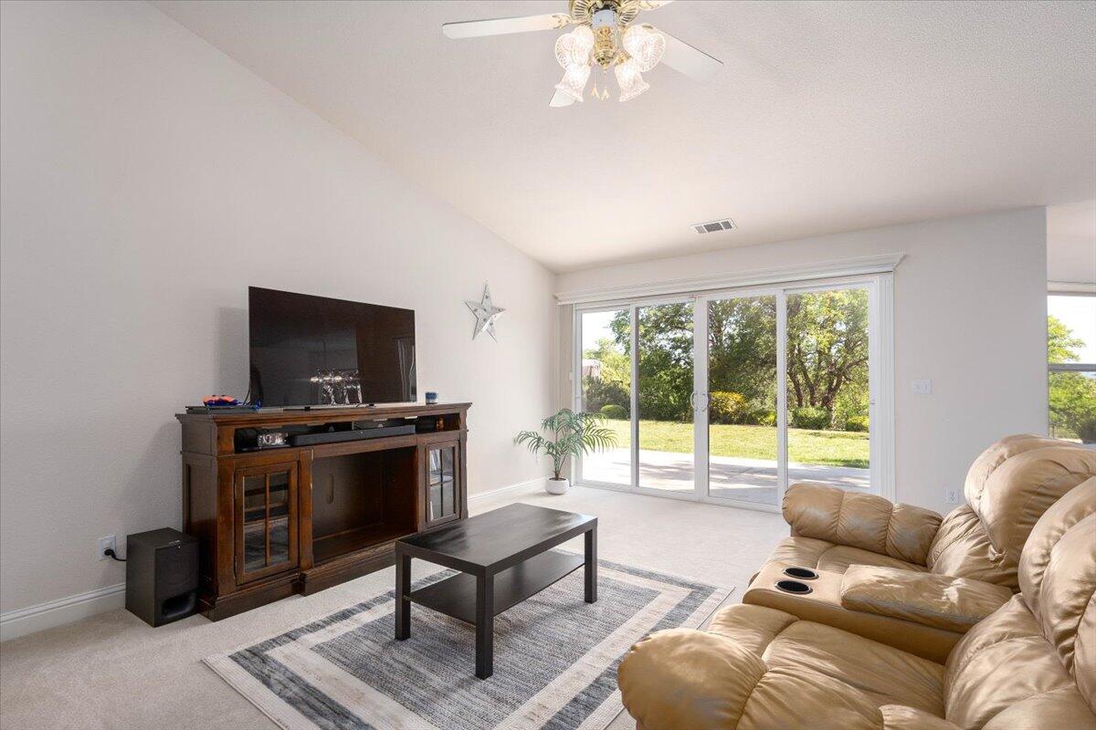 4078 Sunglow Drive Redding, CA 96001 - Photo 10 of 60 11-4078 Sunglow Dr (6 of 64)