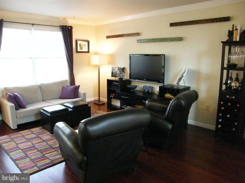 2232 Gunsmith Square Reston, VA 20191 - Photo 6 of 30 Living Room
