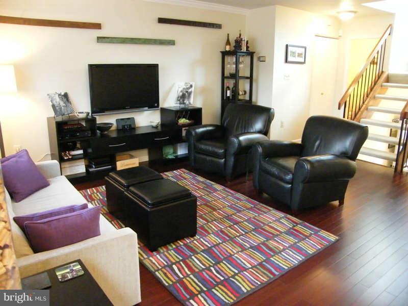 2232 Gunsmith Square Reston, VA 20191 - Photo 7 of 30 Living Room