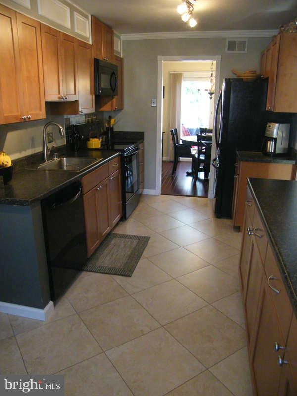 2232 Gunsmith Square Reston, VA 20191 - Photo 10 of 30 Kitchen