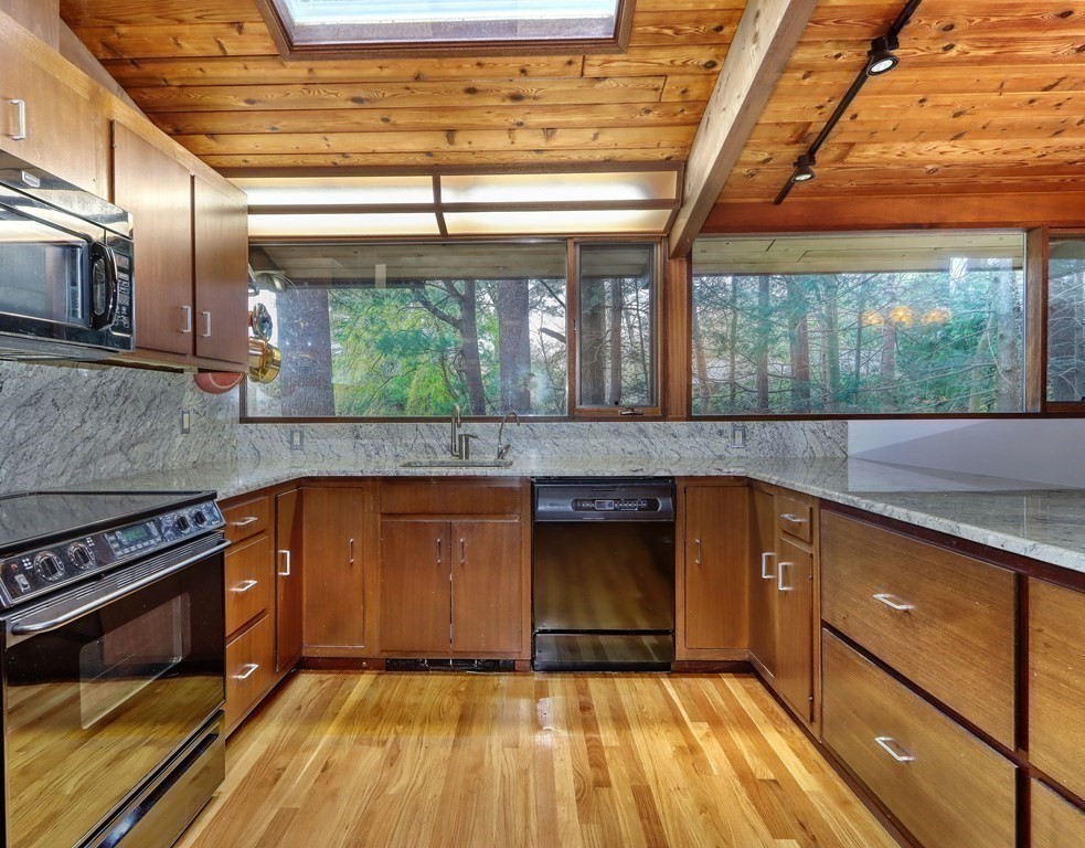 33 Page Road Lincoln, MA 01773 - Photo 8 of 42