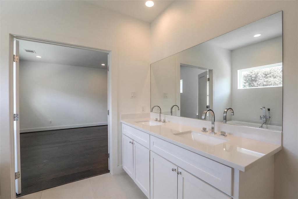 7714 Jacquelyn Oaks Road Houston, TX 77055 - Photo 13 of 19 Primary Bathroom second view **Photos are from previous listing**