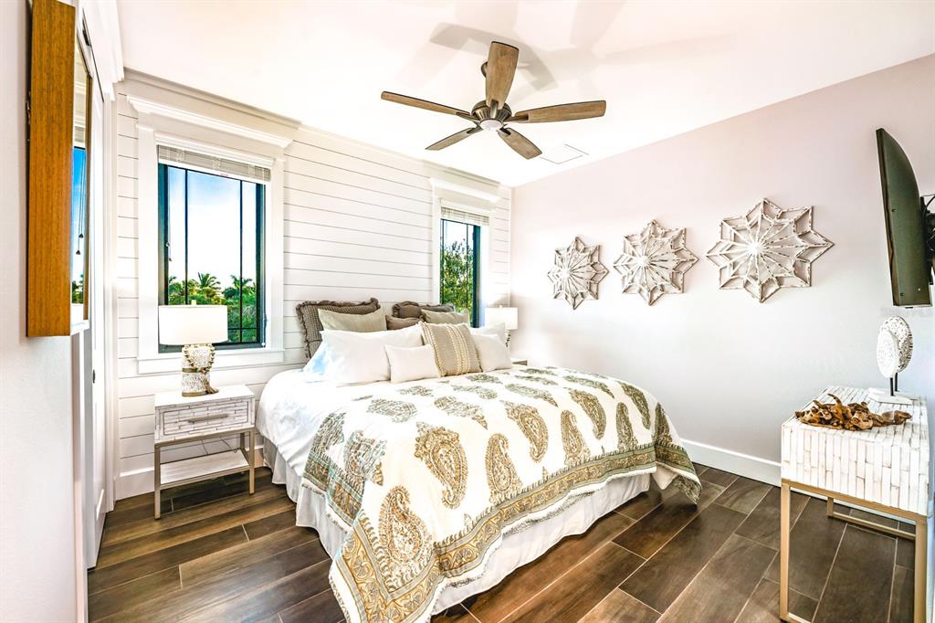 340 Jackson Drive Sarasota, FL 34236 - Photo 29 of 100 a bedroom with a bed and a window