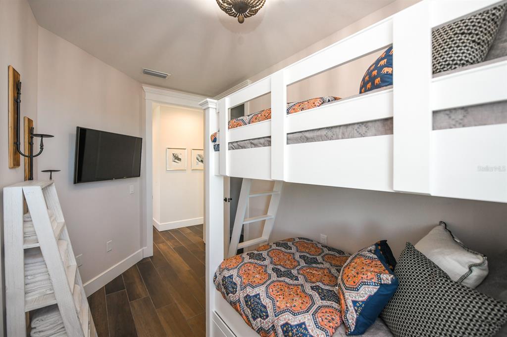 340 Jackson Drive Sarasota, FL 34236 - Photo 37 of 100