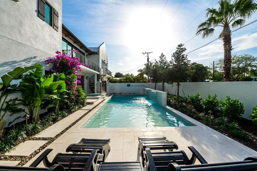 340 Jackson Drive Sarasota, FL 34236 - Photo 80 of 100 a view of a backyard with sitting area