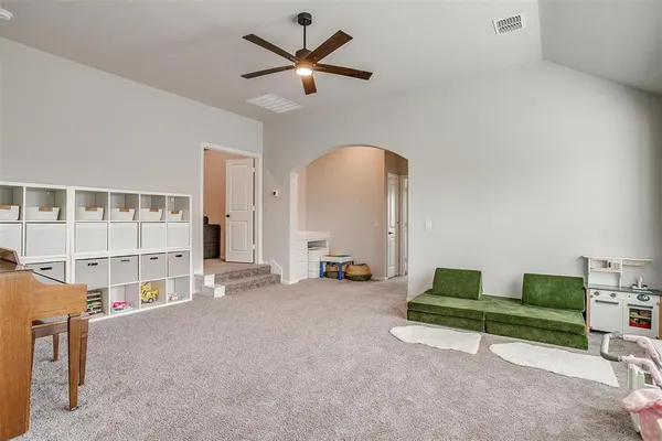 a view of livingroom with furniture and ceiling fan